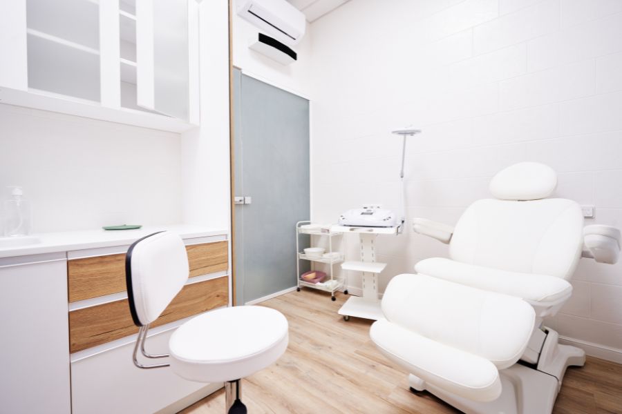 Disulfiram implant clinic in Kraków offering alcohol dependency
treatment for UK patients